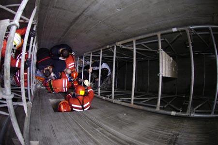 des pompiers parés à toute éventualité même à porter secours à une personne tombée à l'intérieur d'une cage d'ascenseur 